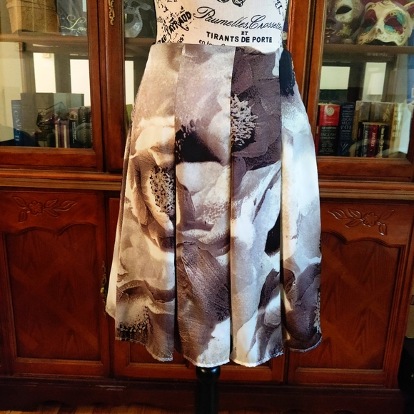 Beautiful Floral Skirt A-Line - Picture 2 of 4